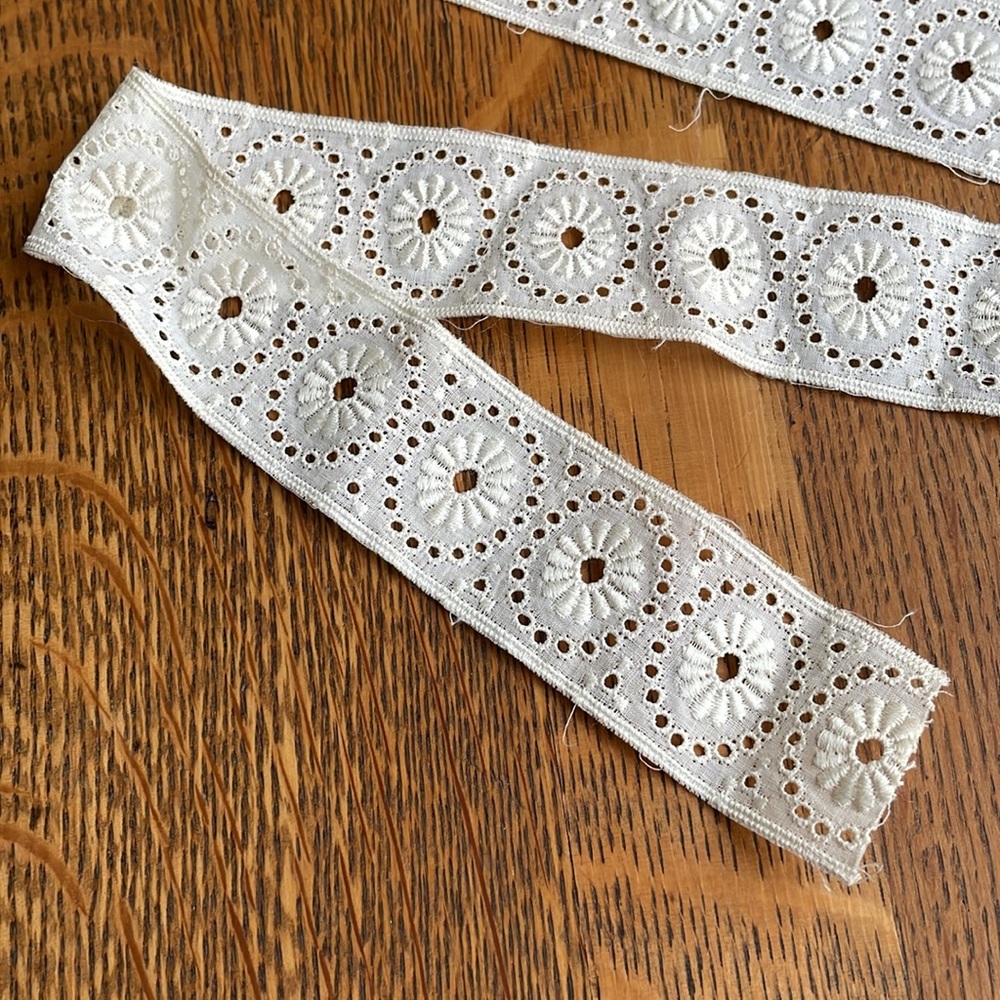 Antique 1920s Cotton Eyelet Embroidered Trim – Cream/White Floral Medallion
